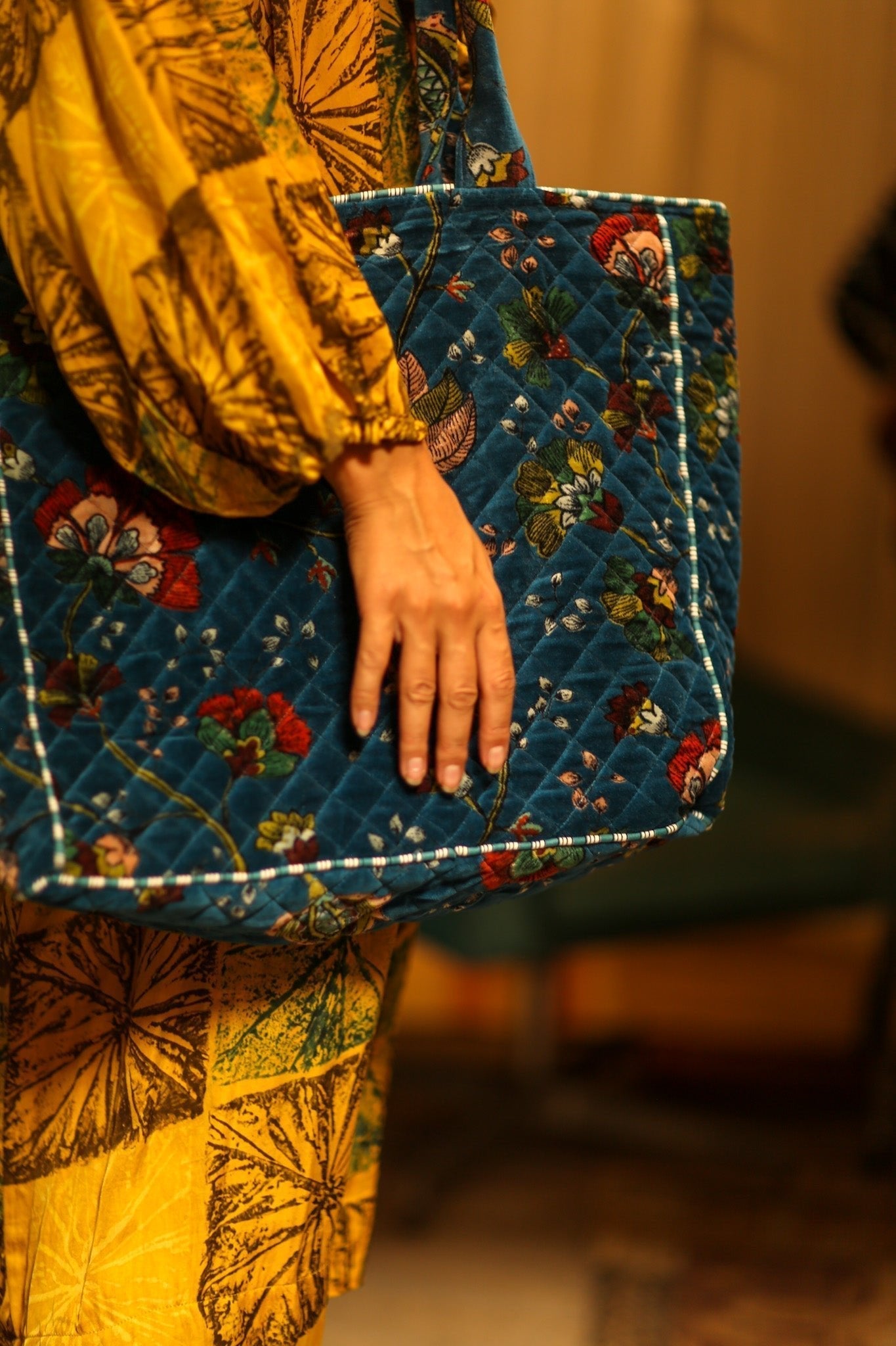 KALI VELVET BAG BLUE FLORAL L - MOMO STUDIO BERLIN - Berlin Concept Store - sustainable & ethical fashion