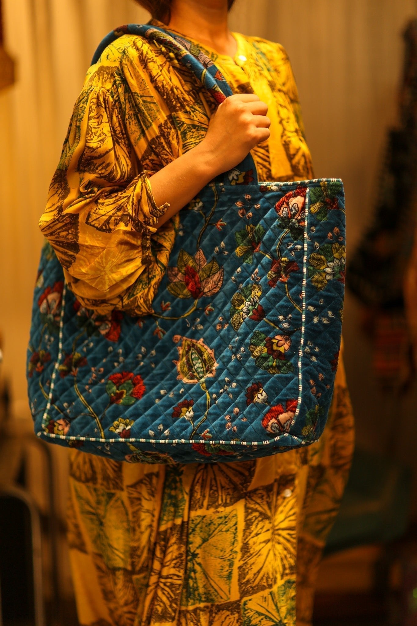 KALI VELVET BAG BLUE FLORAL L - MOMO STUDIO BERLIN - Berlin Concept Store - sustainable & ethical fashion