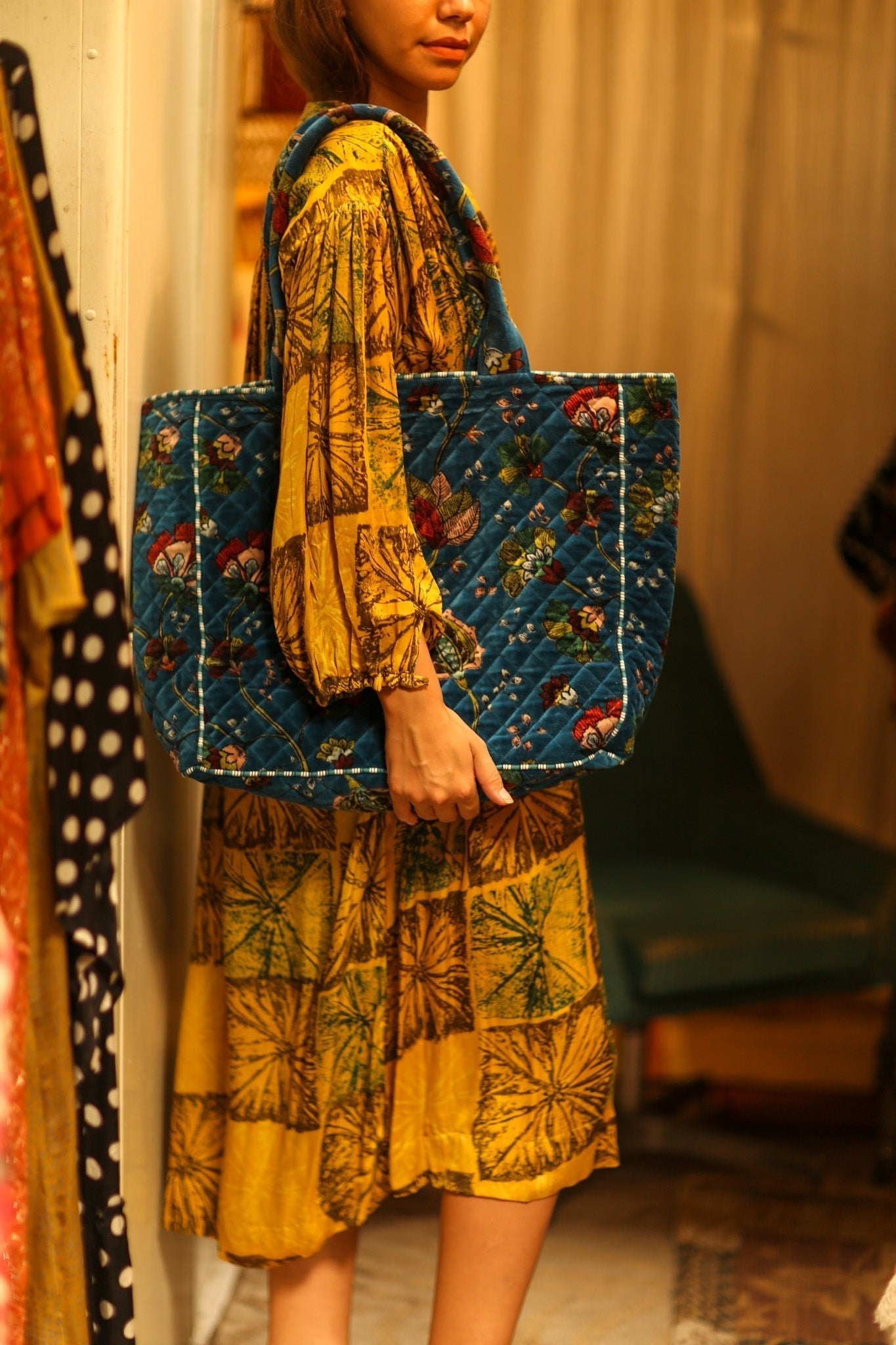 KALI VELVET BAG BLUE FLORAL L - MOMO STUDIO BERLIN - Berlin Concept Store - sustainable & ethical fashion