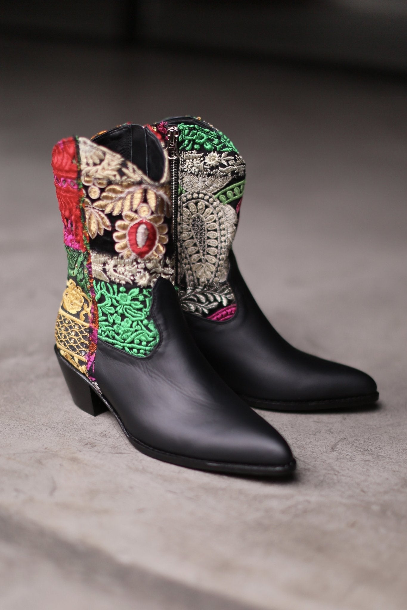 EMBROIDERED PATCHWORK BOOTS GIVA (BLACK) MOMO NEW YORK