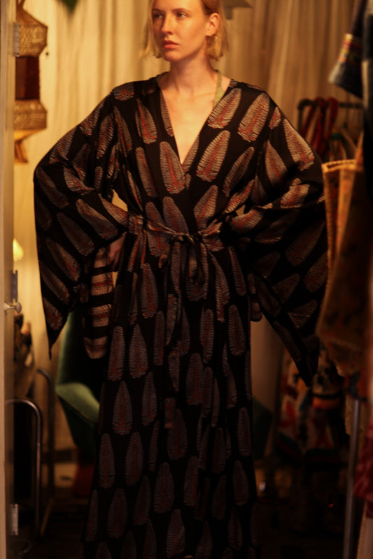 PINA SILK KIMONO BLACK FEATHER - MOMO STUDIO BERLIN - Berlin Concept Store - sustainable & ethical fashion