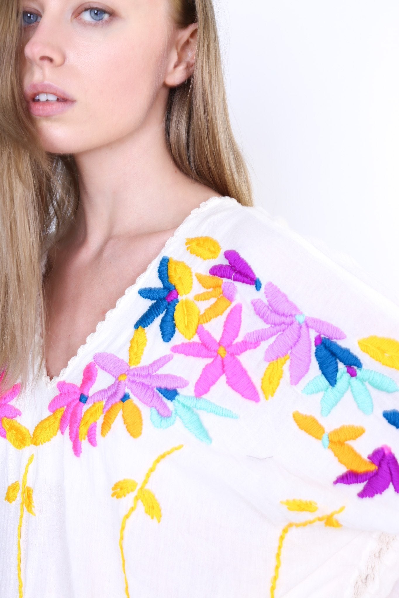 DON’T WANT SUMMER TO END EMBROIDERED KAFTAN KYRA - MOMO NEW YORK