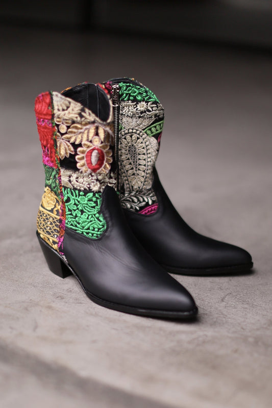EMBROIDERED PATCHWORK BOOTS GIVA (BLACK) MOMO NEW YORK