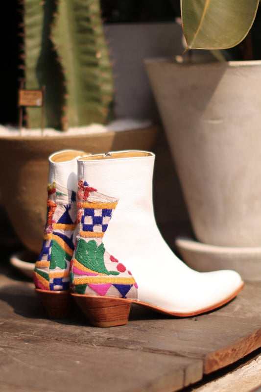 WHITE LEATHER / EMBROIDERED PATCHWORK DETAIL BOOTS DONNA MOMO NEW YORK